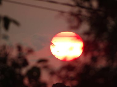 Kızıl gökyüzü günbatımı