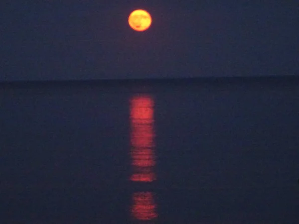 Maanopkomst boven de zee — Stockfoto