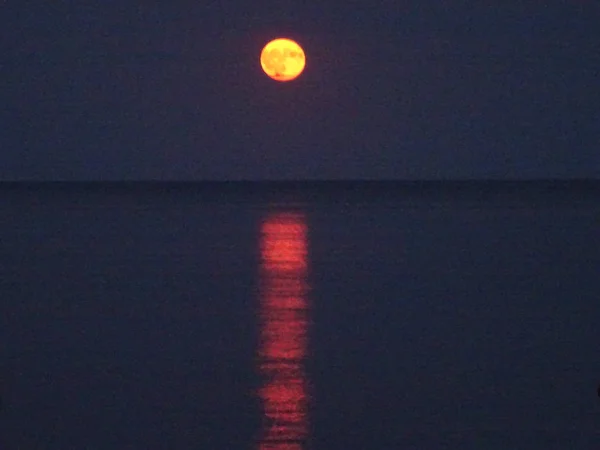 Лунный подъем над морем — стоковое фото