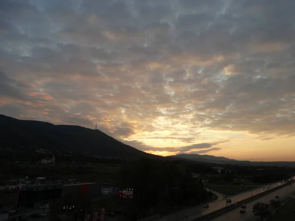 Pôr do sol atrás de uma colina — Fotografia de Stock