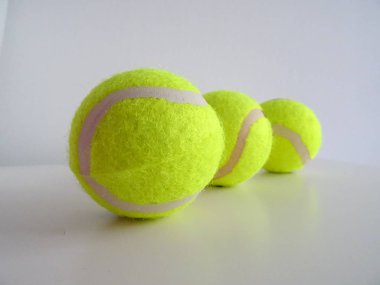 İzole Yeni Yeşil Tenis Topları