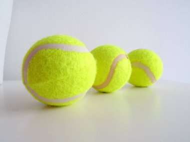 İzole Yeni Yeşil Tenis Topları