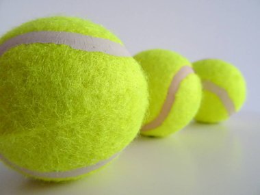 İzole Yeni Yeşil Tenis Topları