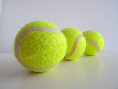 İzole Yeni Yeşil Tenis Topları