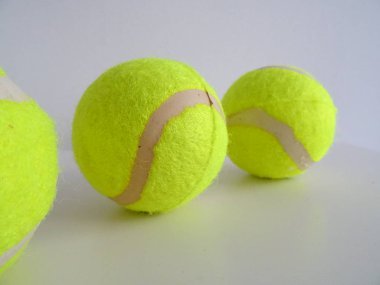 İzole Yeni Yeşil Tenis Topları
