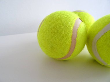 İzole Yeni Yeşil Tenis Topları