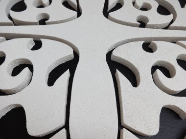 siyah ve beyaz çiçekli süs