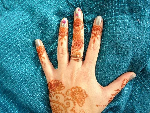 Tatuagem Indiana Uma Mão Feminina — Fotografia de Stock