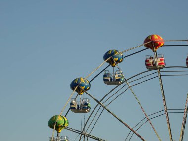 Dönme Dolap Renkli Kabinler  