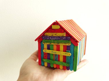 Bir Elinde Küçük Ahşap Renkli Ev