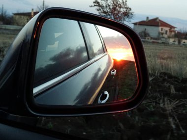                            Bir Araba Aynası Sunset Yansıma yakın çekim