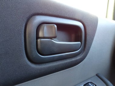 Modern bir arabanın kapı kolu.