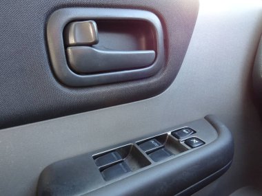 Modern bir arabanın kapı kolu.