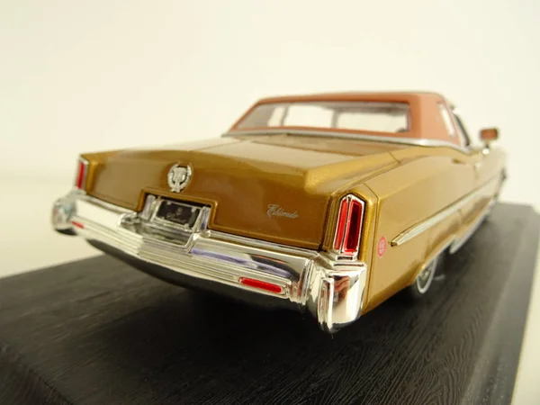 Miniatűr Golden Retro Car — Stock Fotó