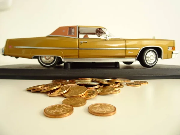 Miniaturní Zlatý Retro Vůz — Stock fotografie