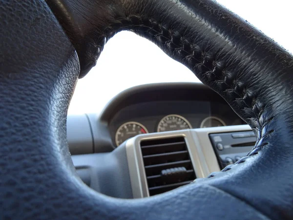Close View Van Een Zwart Lederen Auto Stuurwiel — Stockfoto