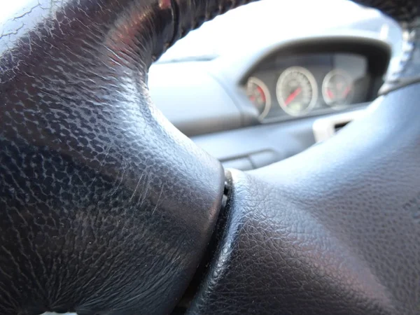 Close View Van Een Zwart Lederen Auto Stuurwiel — Stockfoto