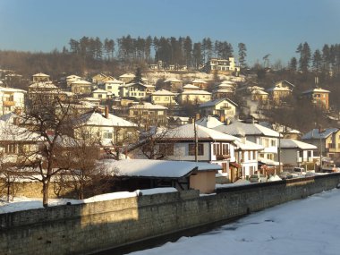                               Kar larla Kaplı Tryavna Evlerinin Çatıları