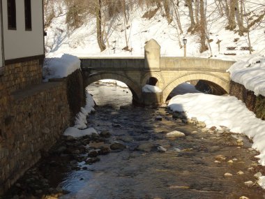 Kar arasında akan nehir