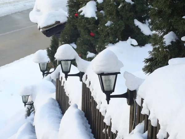 Farolas cubiertas de nieve — Foto de Stock