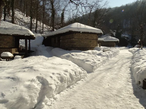 Sentiero Della Neve Tra Piccole Case Pietra — Foto Stock