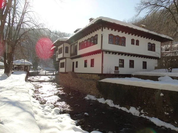 Authentisches bulgarisches Haus im Winter im etar architectural-et — Stockfoto