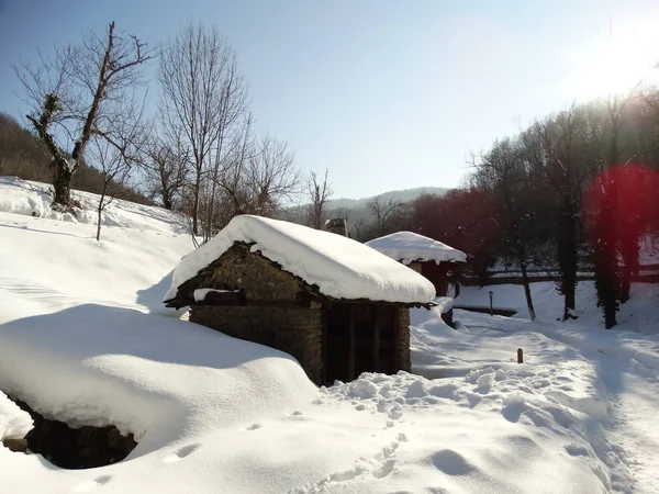 Autentica casa bulgara in inverno presso l'Etar Architectural-Et — Foto Stock
