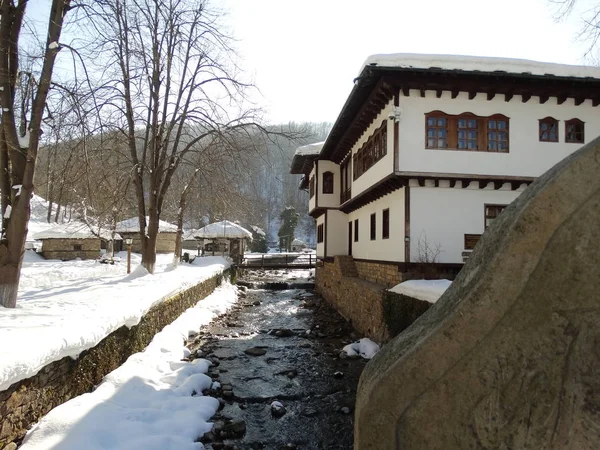 Rivière Qui Coule Côté Maisons Dans Style Bulgare — Photo