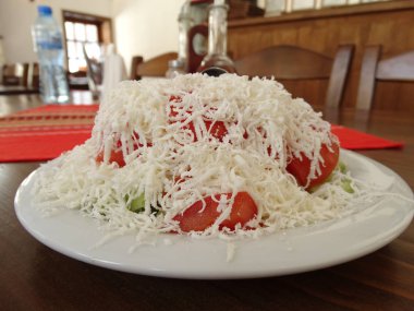 Bulgar sarı peynir salatası