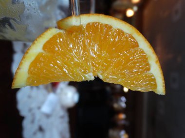 Turuncu bir dilim taze portakal suyu