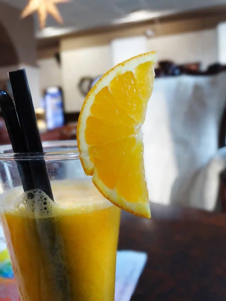 Fresh Orange Juice with an Orange Slice — Stock Photo, Image