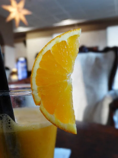 신선한 오렌지 주스와 오렌지 슬라이스 — 스톡 사진
