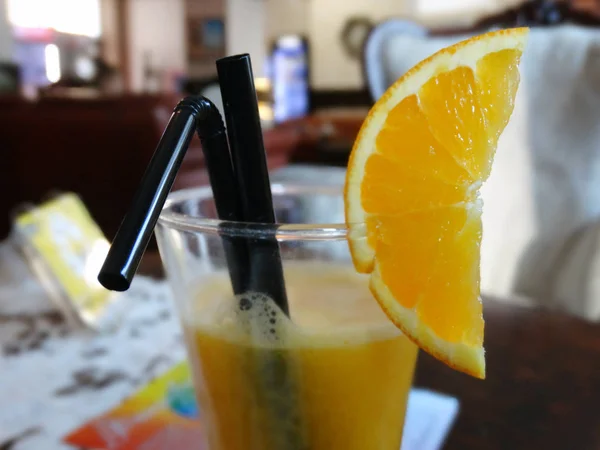 Φρέσκο χυμό πορτοκάλι με μία φέτα πορτοκάλι — Φωτογραφία Αρχείου