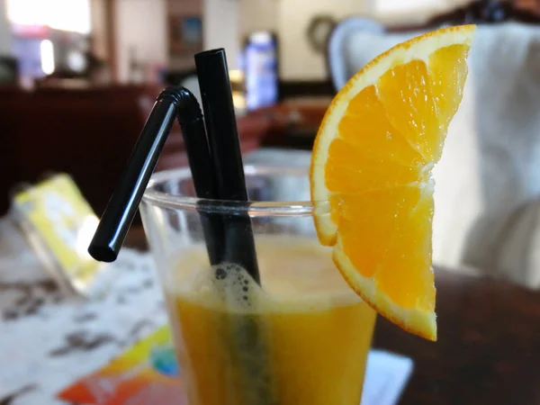 Jus d'orange frais avec une tranche d'orange — Photo