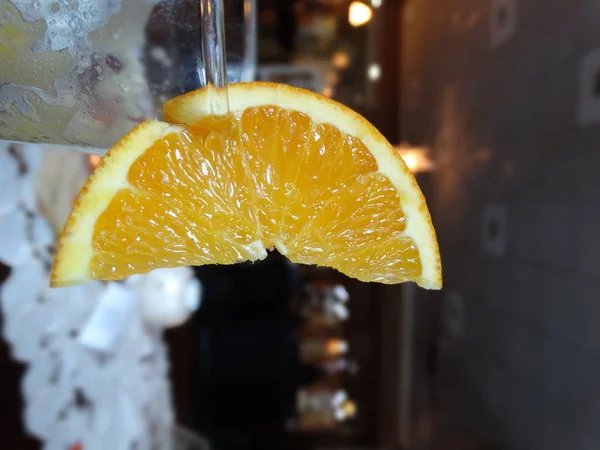 Verse jus d'orange met een oranje segment — Stockfoto