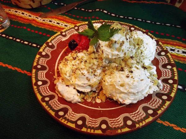 Yoğurt ile Bulgar geleneksel salata