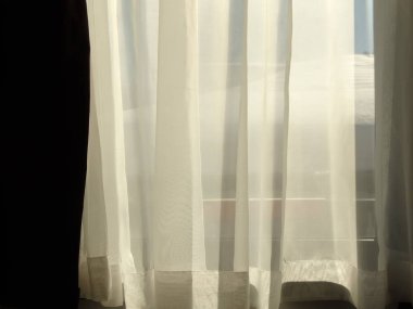 Beyaz perde arkasında güneş ışığı