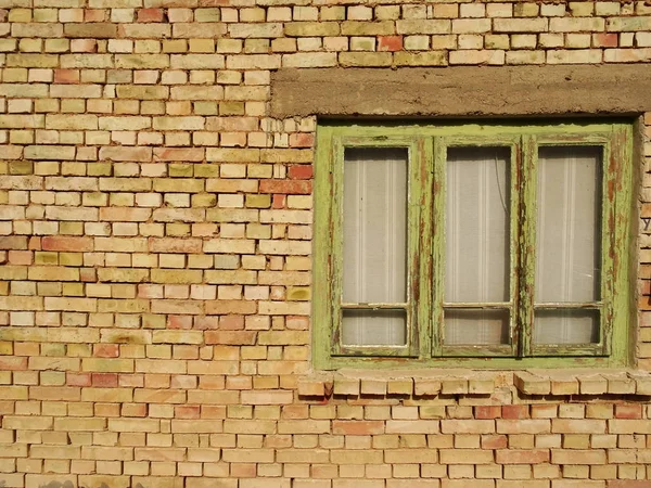 Vecchia finestra in un muro di mattoni — Foto Stock