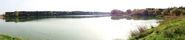 Искусственный пейзаж озера — стоковое фото