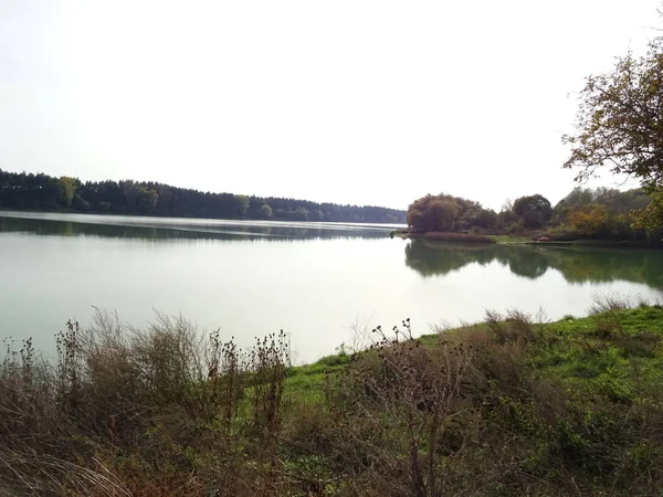 Umělé jezero — Stock fotografie