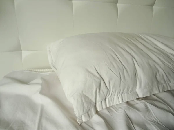 Primer Plano Almohada Cama Blanca — Foto de Stock