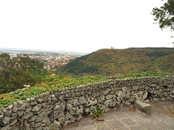 Steinbalkon mit Blick auf die Stadt Shumen, Bulgarien — Stockfoto