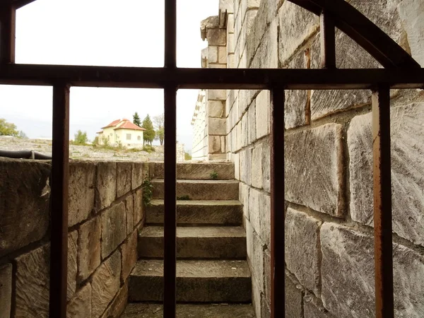 ブルガリアのシュメン要塞ドア格子を通してビュー — ストック写真