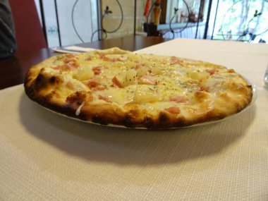 Düz Oriantal ekmek peynir ile