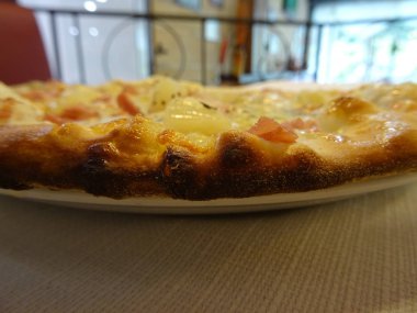 Düz Oriantal ekmek peynir ile