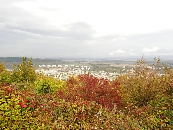 Visa från ovan av Shumen City, Bulgarien — Stockfoto