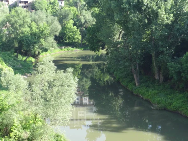 Yantra River in Veliko Tarnovo, Bulgaria — Stock Photo, Image