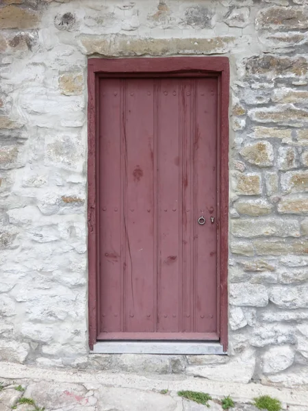 木製のドアと古い石造りの建物 — ストック写真