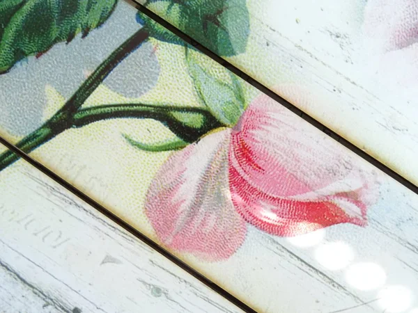 Starožitné dřevěné desky s tištěnými růžemi — Stock fotografie