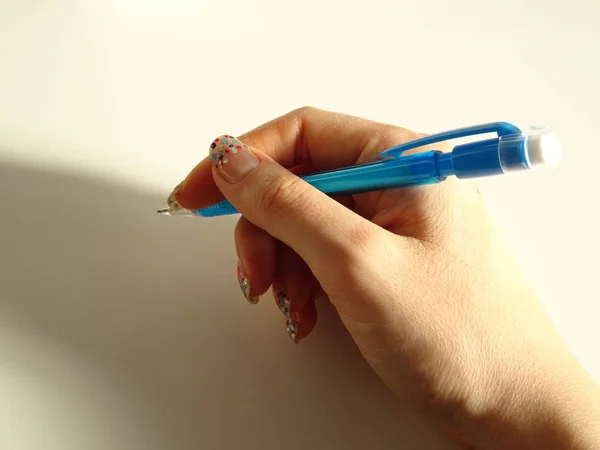 Ruka Ženského Pohlaví Držící Modrou Tužku — Stock fotografie